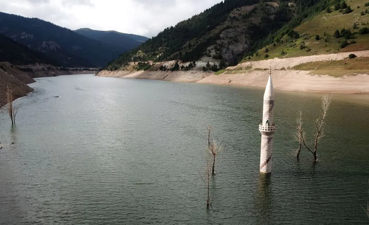 Baraj suları çekilince köy ortaya çıktı