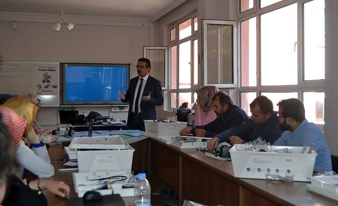 Öğretmenlere robotik ve kodlama eğitimi