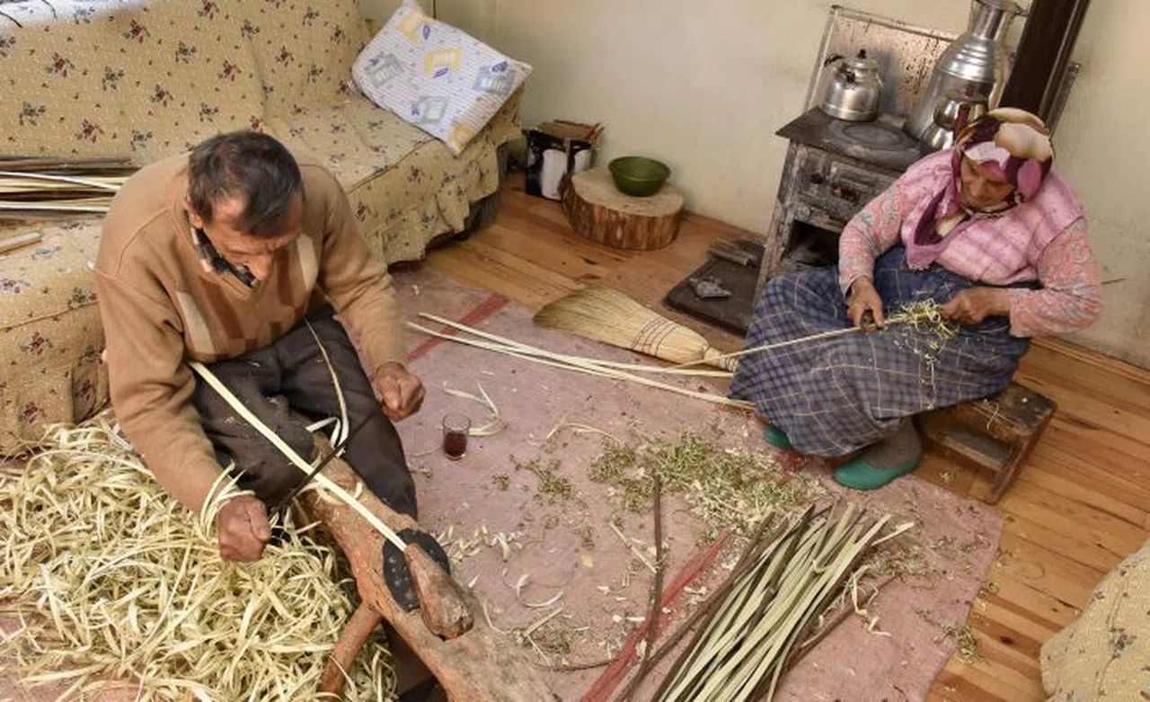 53 yıldır eşiyle birlikte külek yaparak geçimini sağlıyor