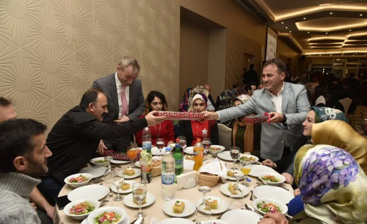 Gümüşhane protokolü öğretmenlerle yemek programında bir araya geldi