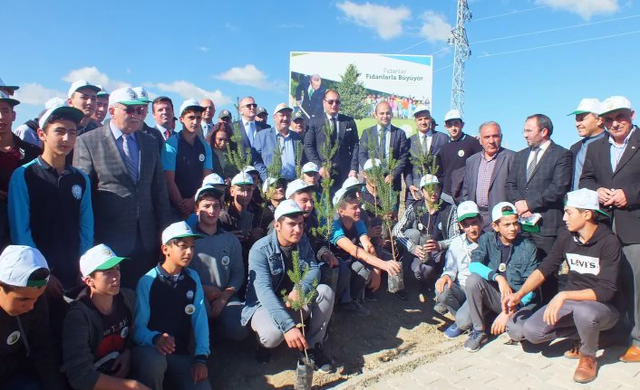 Kelkit’te 19 bin 550 öğrenci adına fidan dikildi