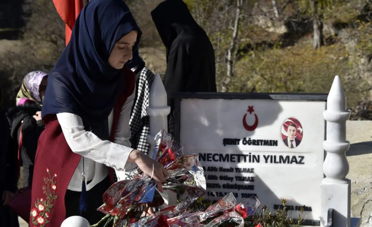 Şehit Öğretmen Necmettin Yılmaz’ın mezarına ziyaretçi akını