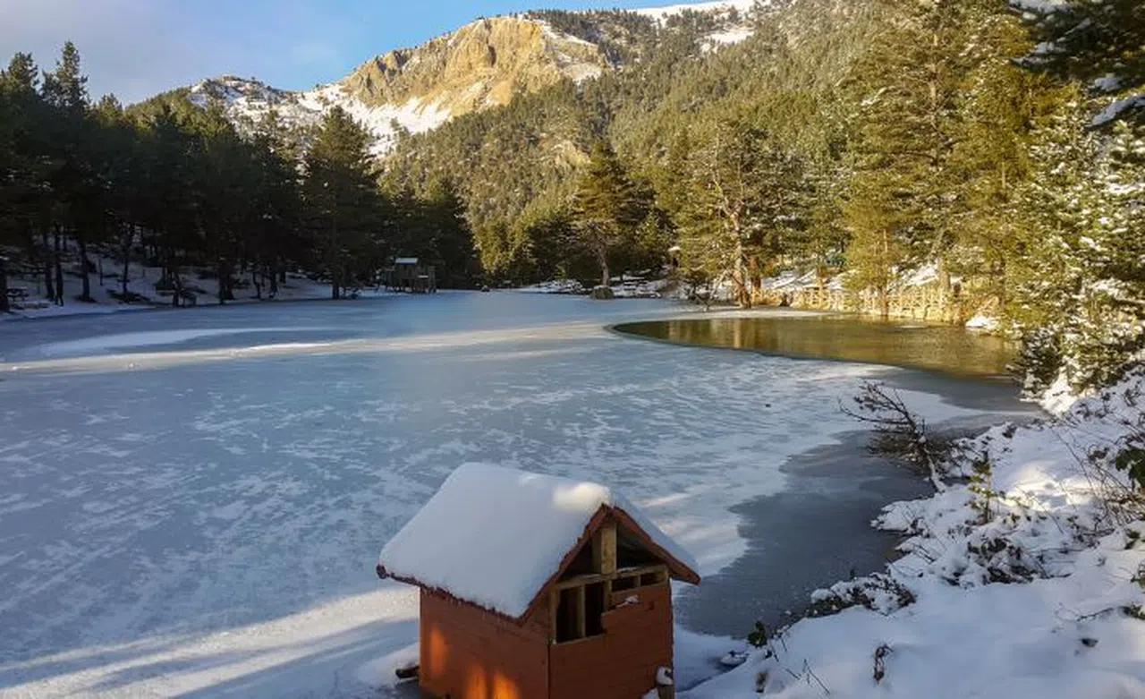 Buz tutan göle eşsiz günbatımı manzarasında ulaştılar