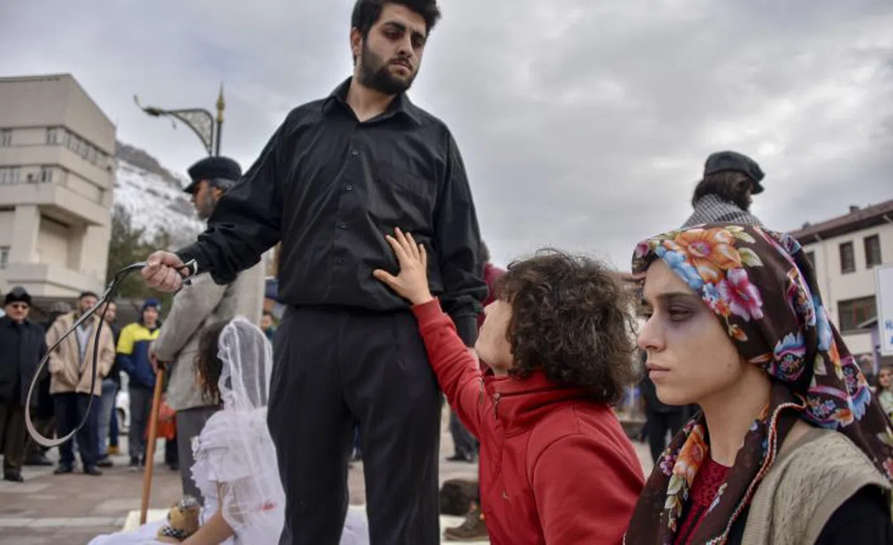 Kadına yönelik şiddete dikkat çekmek için eksi 2 derecede sokak tiyatrosu yaptılar