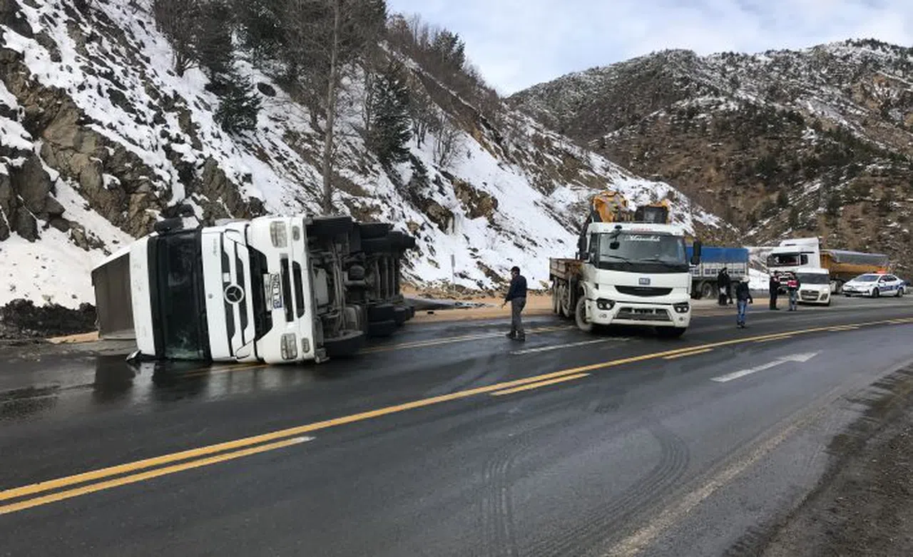 Zigana dağında buğday yüklü tır devrildi: 1 yaralı