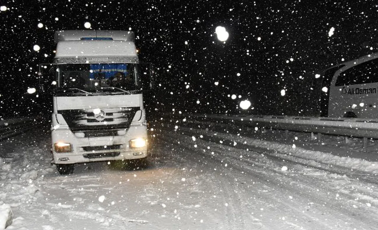 Zigana geçidinde kar yağışı ve tipi etkili oluyor
