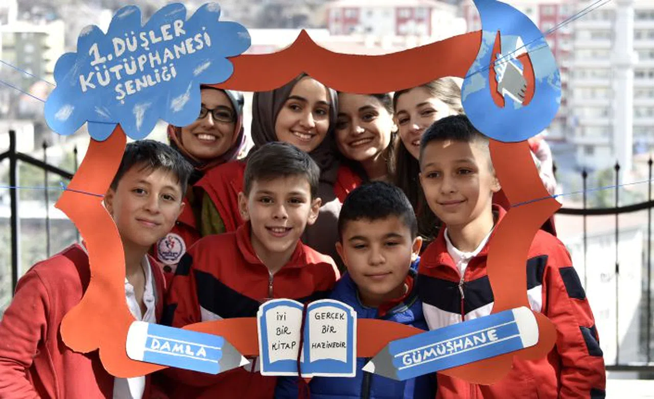 Damla Gönüllülerinden Gümüşhane'de 1.Düşler Kütüphanesi Şenliği