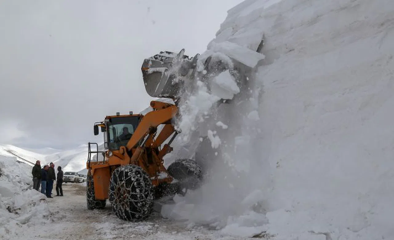 Gümüşhane’de seçim için 6 metrelik kar kütleleri aşılıyor