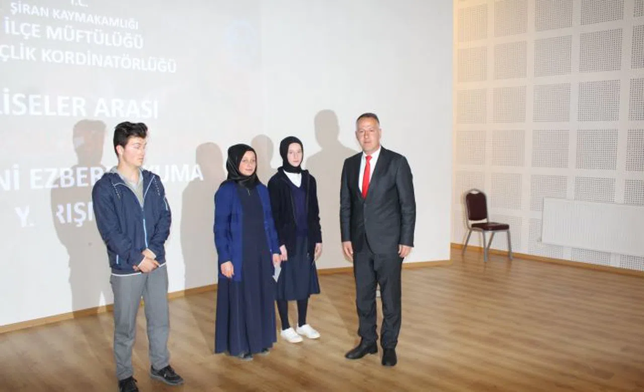 Şiran’da liseler arası Çanakkale şehitlerine şiirini ezbere okuma yarışması yapıldı