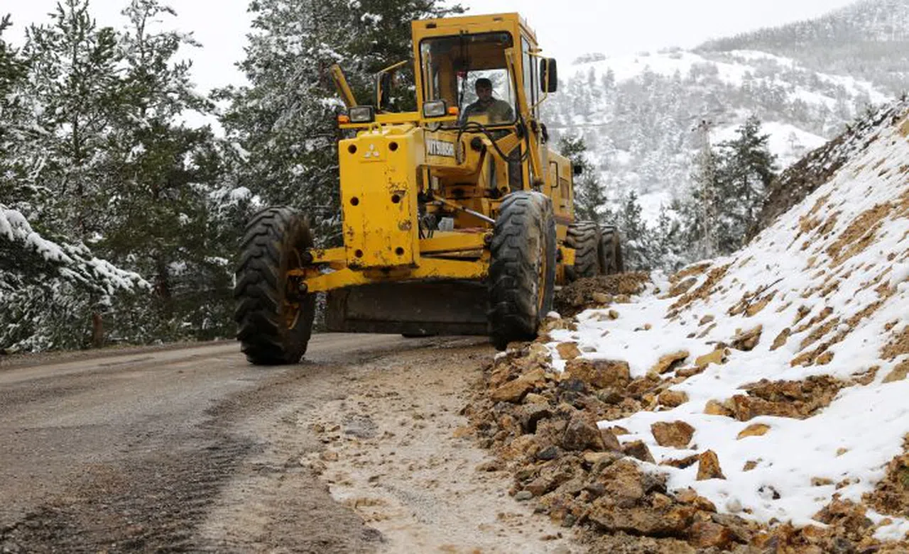 Gümüşhane köy yollarında karla mücadele bitti ‘taşla’ mücadele başladı