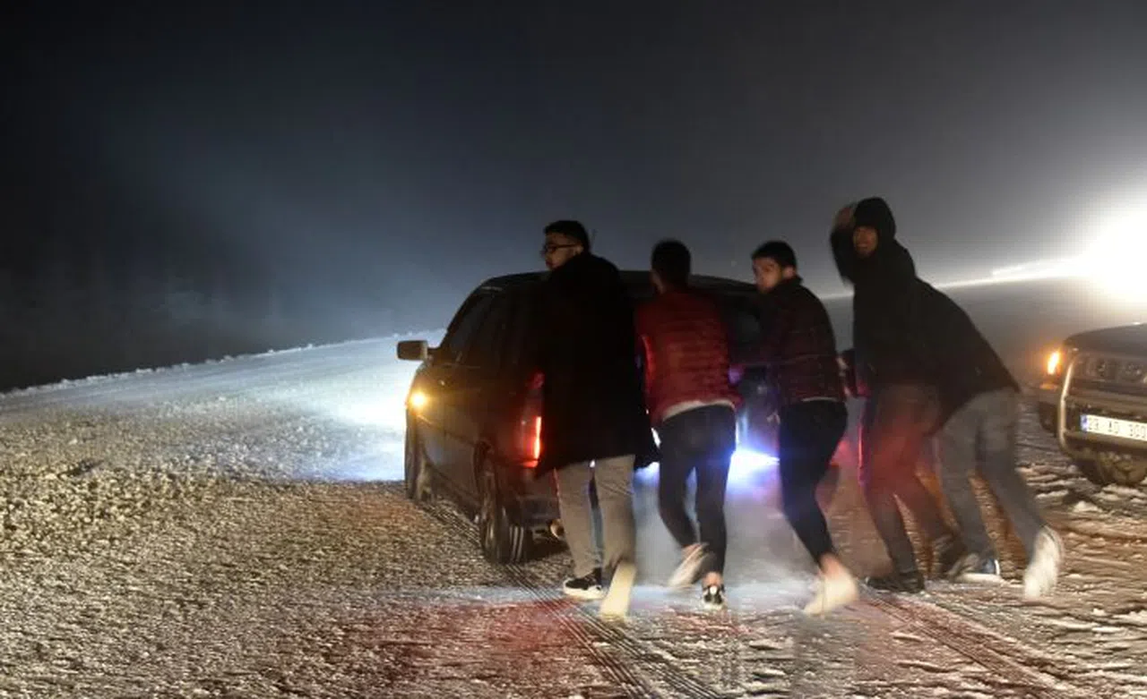 Kar yağışı Zigana dağı geçidinde ulaşımı aksattı