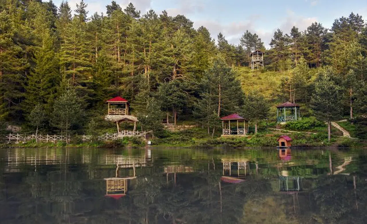 Sıcaktan bunalan soluğu Limni Gölünde alıyor