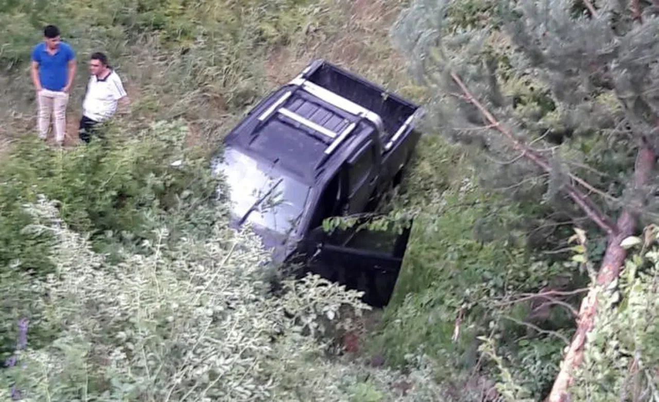 Yağış nedeniyle kayganlaşan yoldan dereye uçtular: 3 yaralı