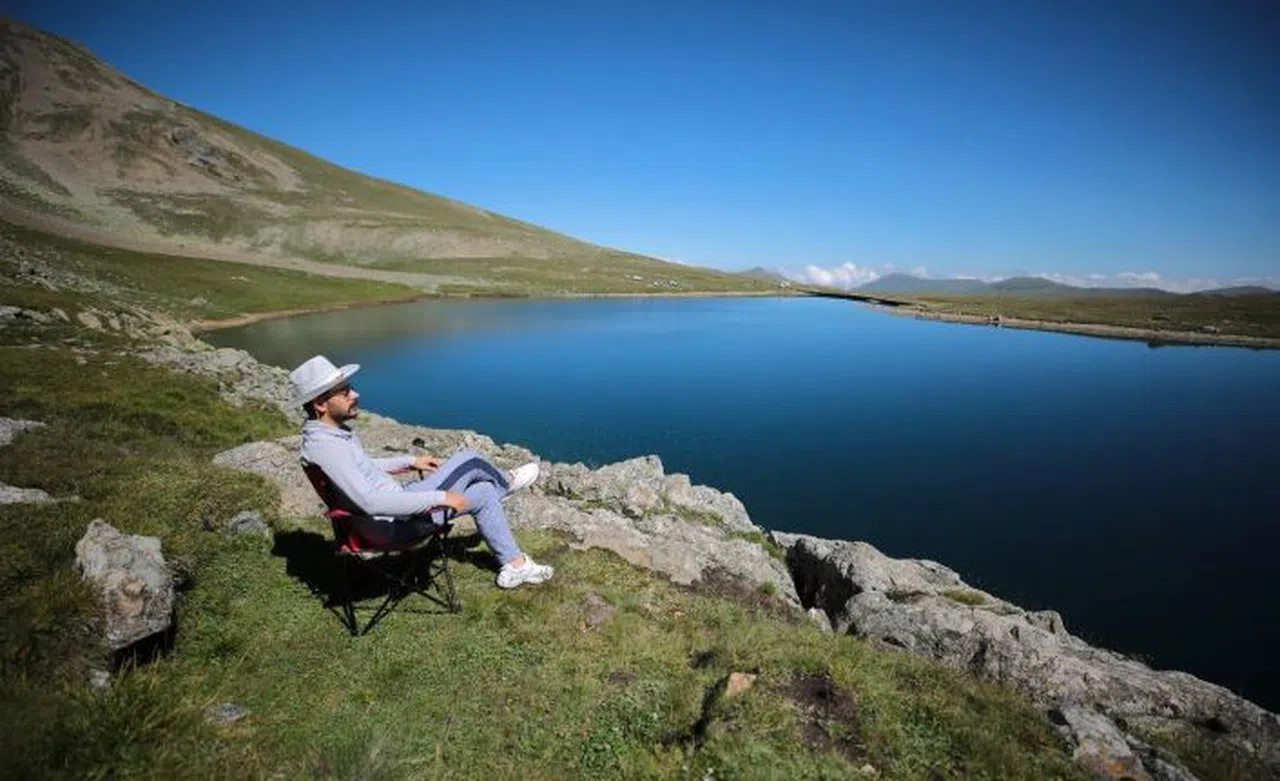 Gümüşhaneli gençler kamp ateşini Çakırgöl’de yaktı