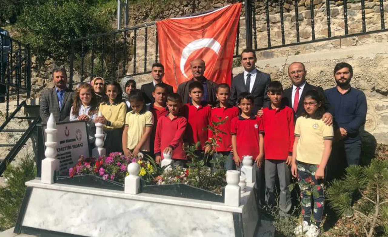 Necmettin öğretmenin ilk öğrencileri onu unutmadı