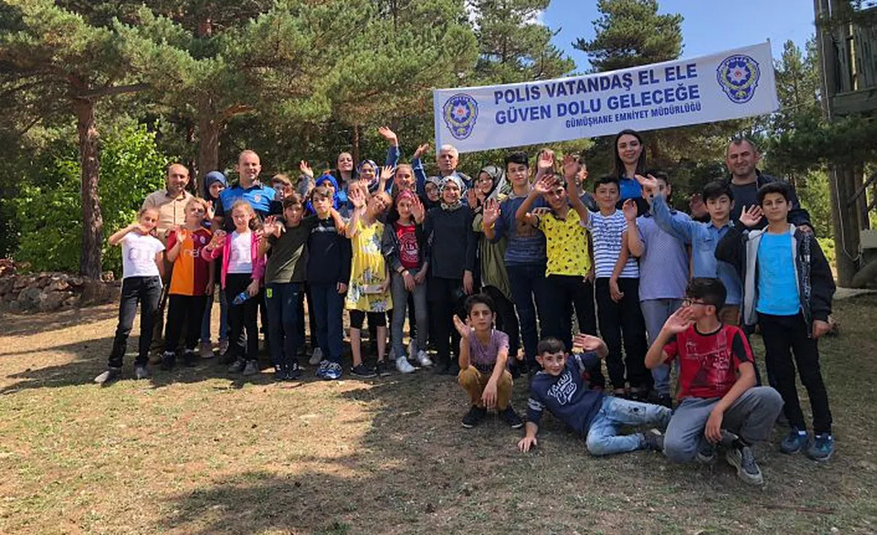 Polis abileri, ablalarıyla piknik yaptılar