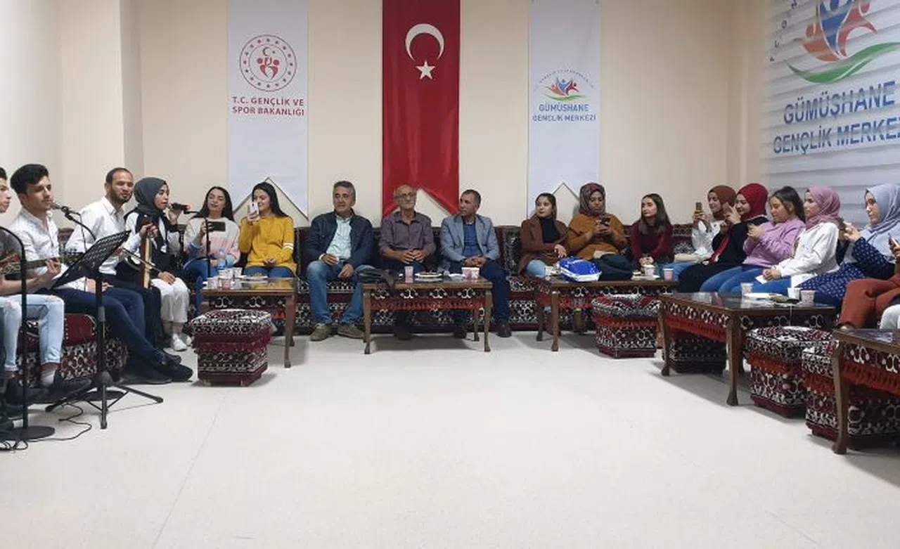 Gençlik Merkezinde Herfene geceleri gençlerle hayat buluyor