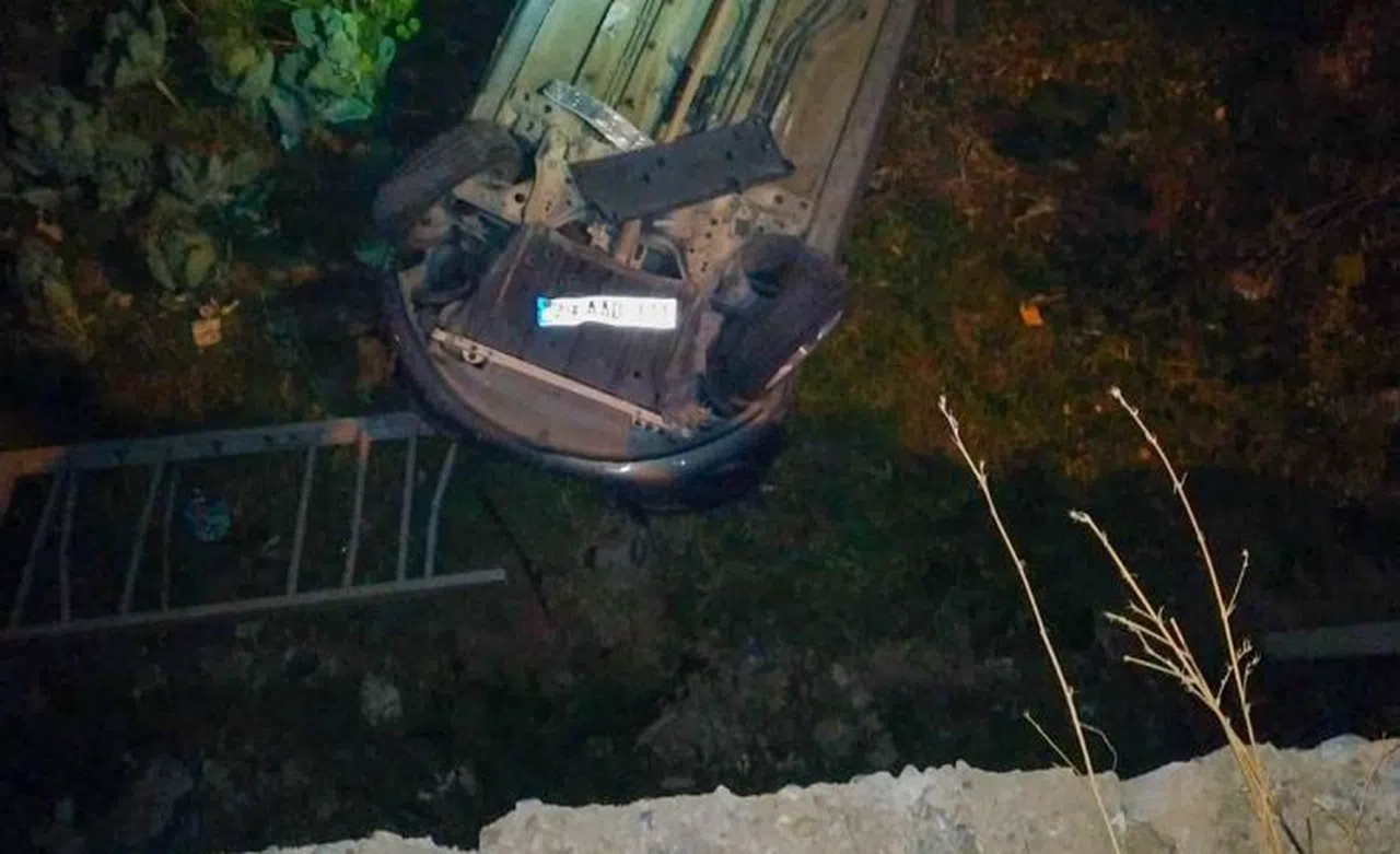 Köpekten kaçan otomobil duvardan aşağıya düştü: 2 yaralı