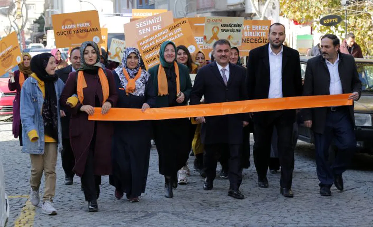 AK Parti kadına yönelik şiddetle mücadele için yürüdü