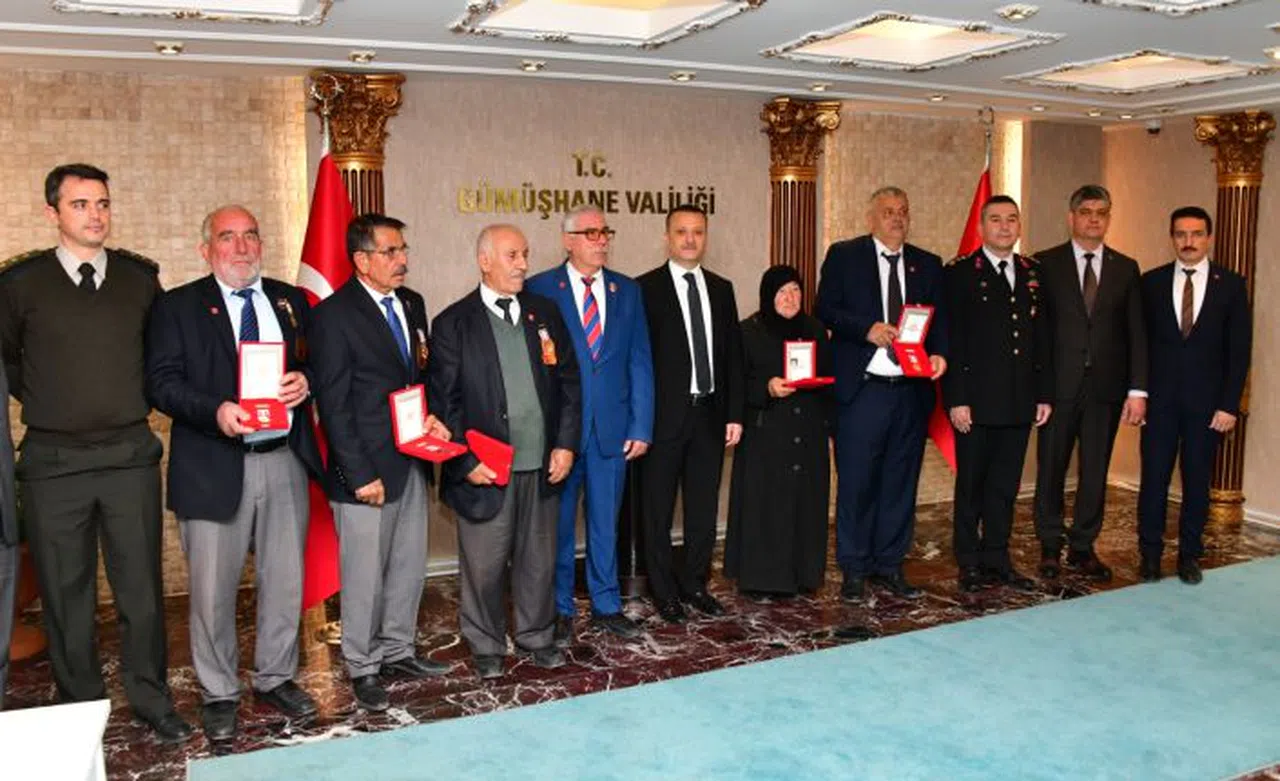 Gümüşhane’de 6 Kıbrıs gazisine daha madalya ve beratı verildi