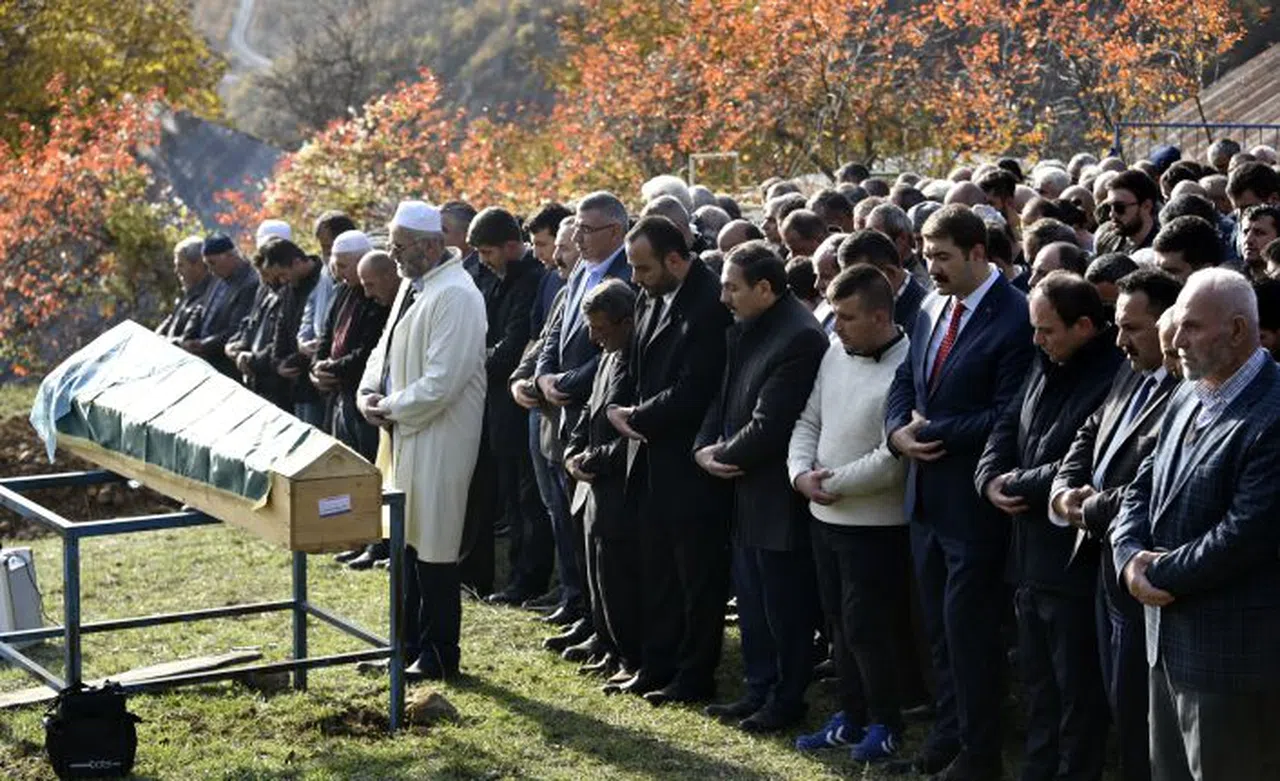 Oğlunun nikahına giderken kaza sonucu vefat eden anne son yolculuğuna uğurlandı