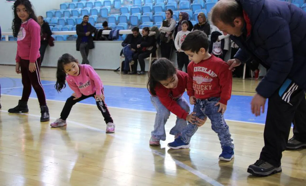 Öğrenciler ara tatilde spor yapıyor