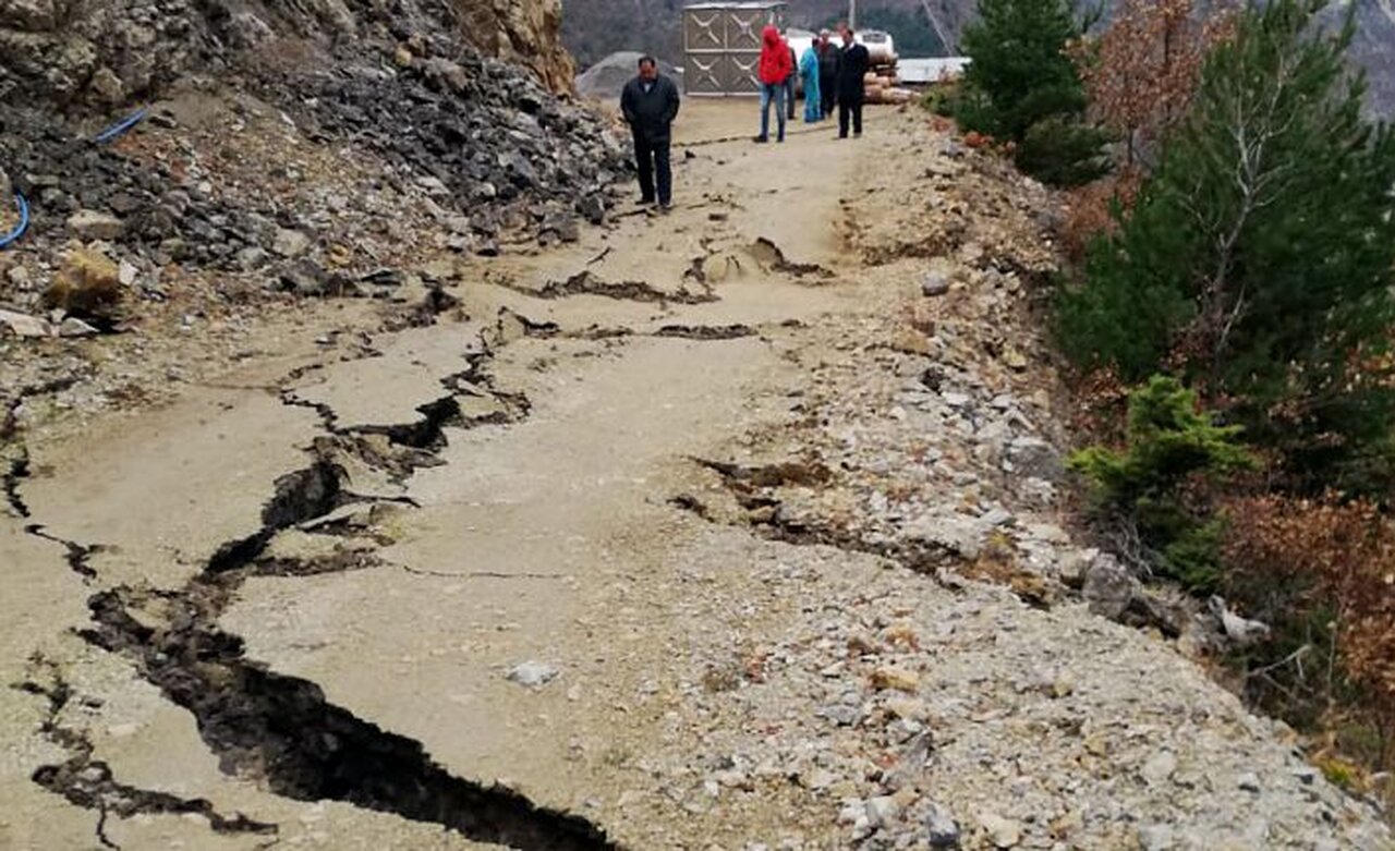 Mahalle yolundaki çökme tünel inşaatını durdurdu