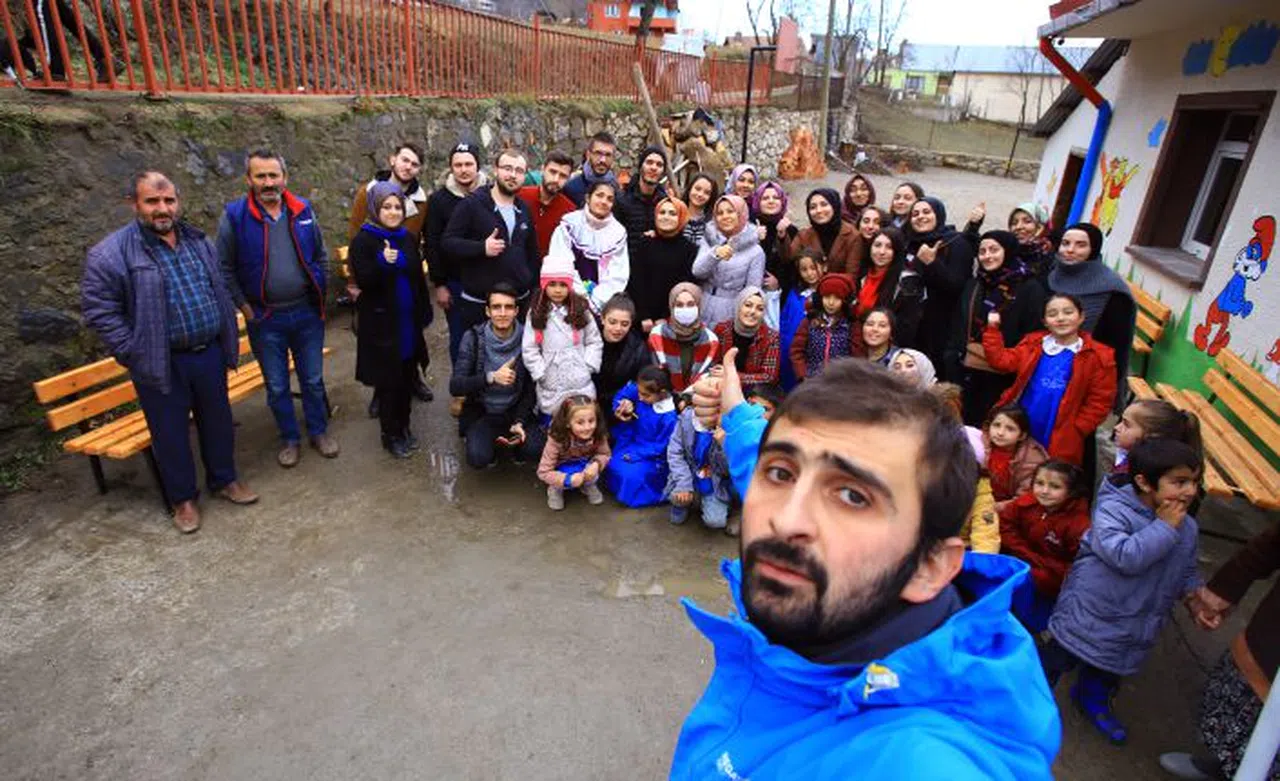 Şehirlerimiz ayrı, gönüllerimiz aynı diyerek köy okulunu baştan aşağıya yenilediler