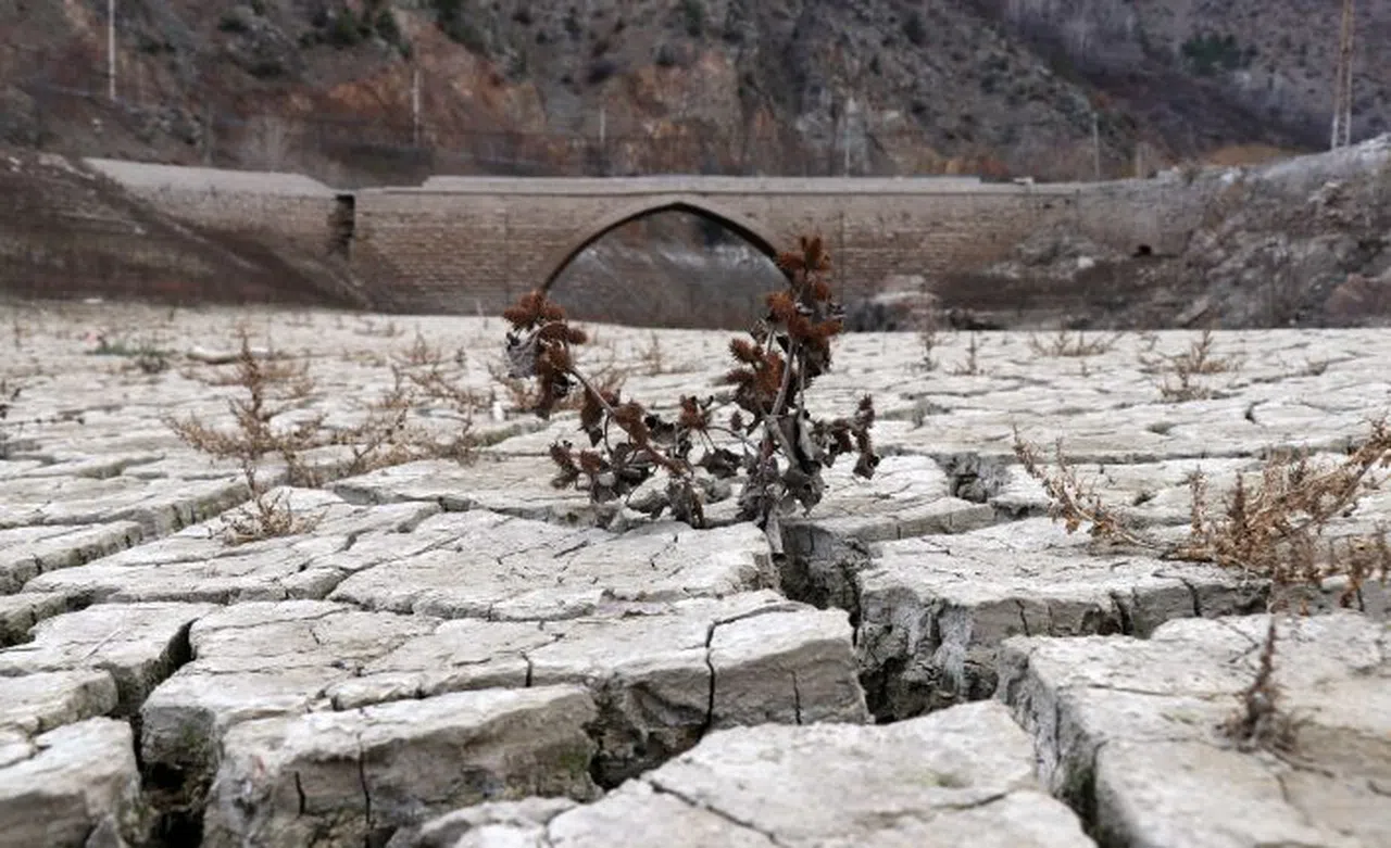 Torul baraj gölünde su seviyesi 40 metre çekildi