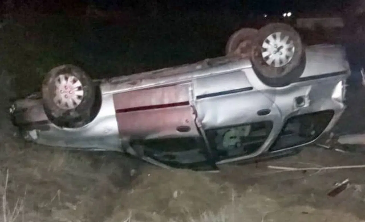 Yavru köpeğe çarpmamak için manevra yapan otomobil takla attı: 2 yaralı