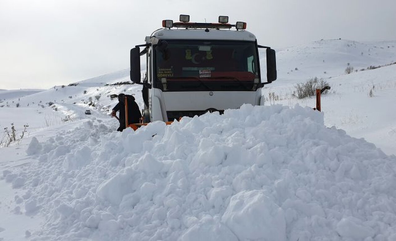 Gümüşhane’de kapanan köy yolları bu kez hayvanlar için açıldı