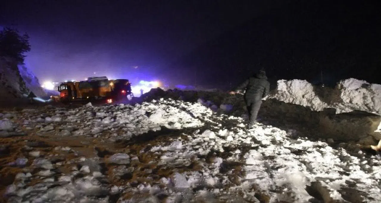 Şuana kadar çığın altında bir araç veya şahıs bulunamadı