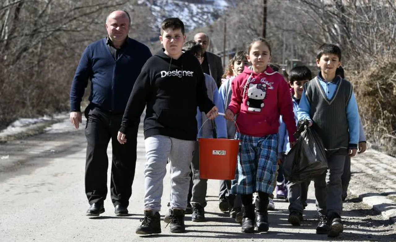 Bu köy okulunda artan yemekler sokak hayvanlarının