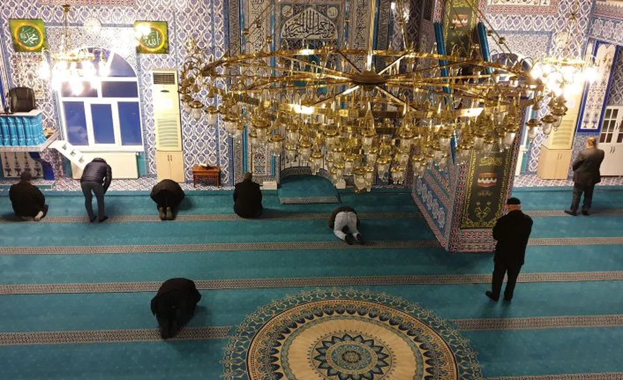 Gümüşhane'deki camilerde cemaatsiz namaz kılındı