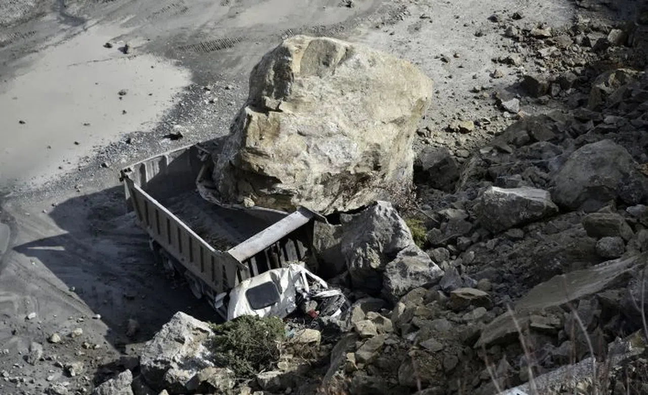 Gümüşhane’de dev kayalar kamyonu kağıt gibi ezdi