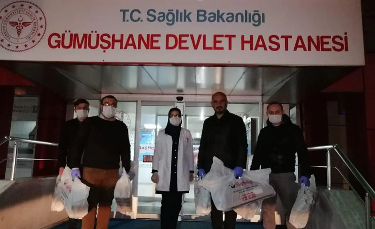 Sağlık çalışanlarına pide, tatlı ve ayran ikram ettiler