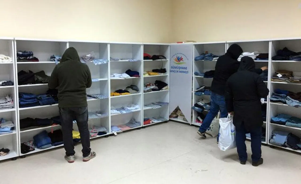 Gümüşhane Gençlik Merkezi 'Giysi Rafı' oluşturdu