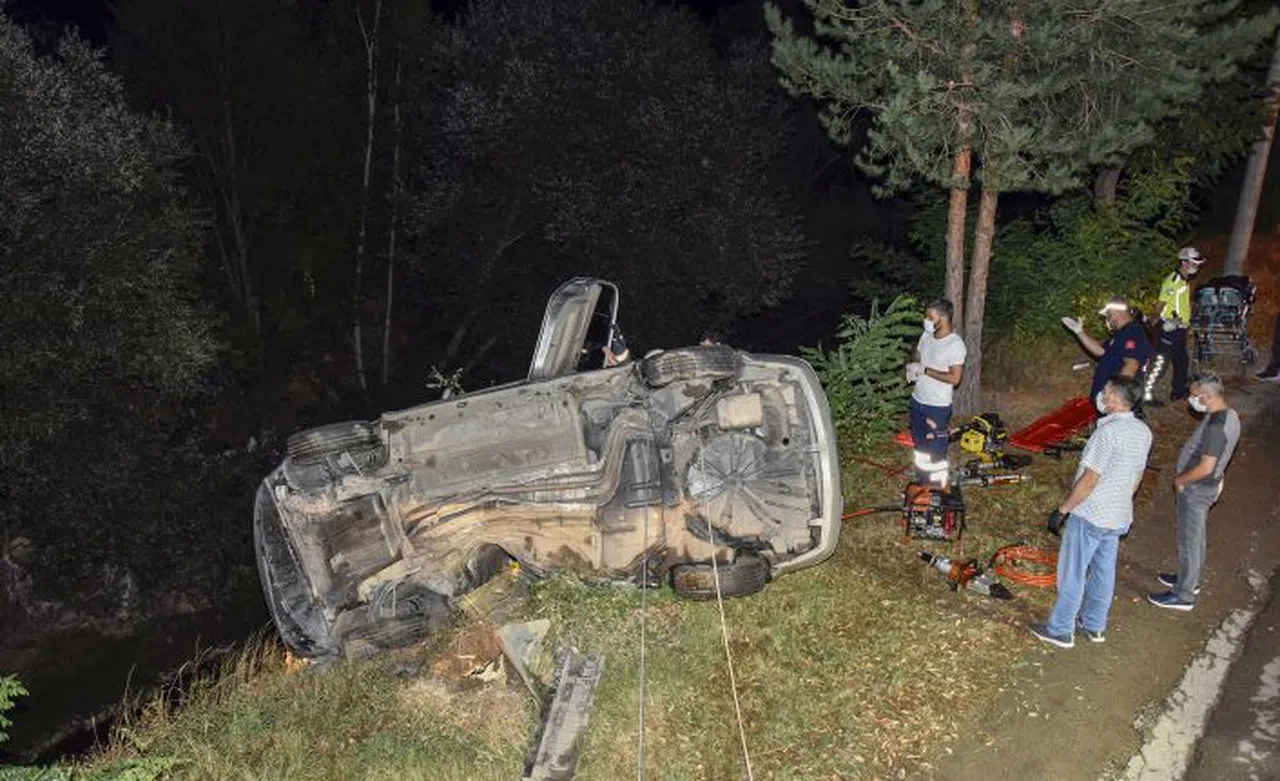 Otomobili dereye uçmaktan yol kenarındaki ağaç kurtardı