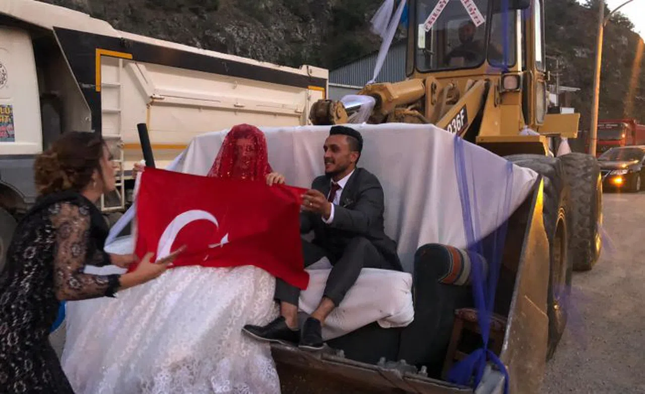 Torul’da dev 'kepçe' gelin arabası oldu