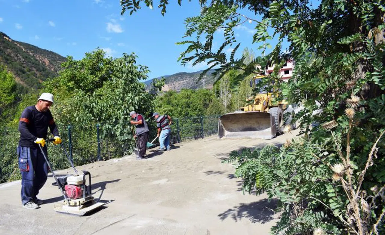 Torul’da üstyapı ve parke çalışmaları devam ediyor