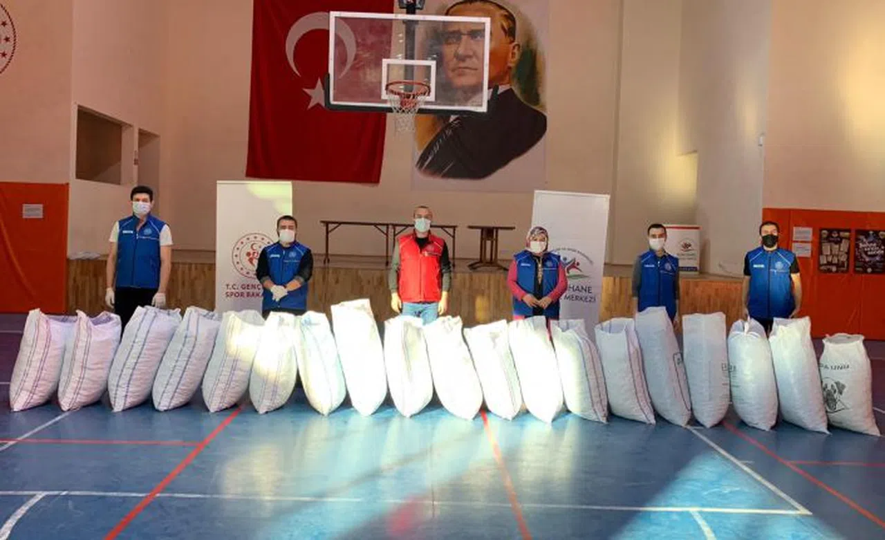 Gençlik Merkezi gönüllülerinden mavi kapak seferberliği