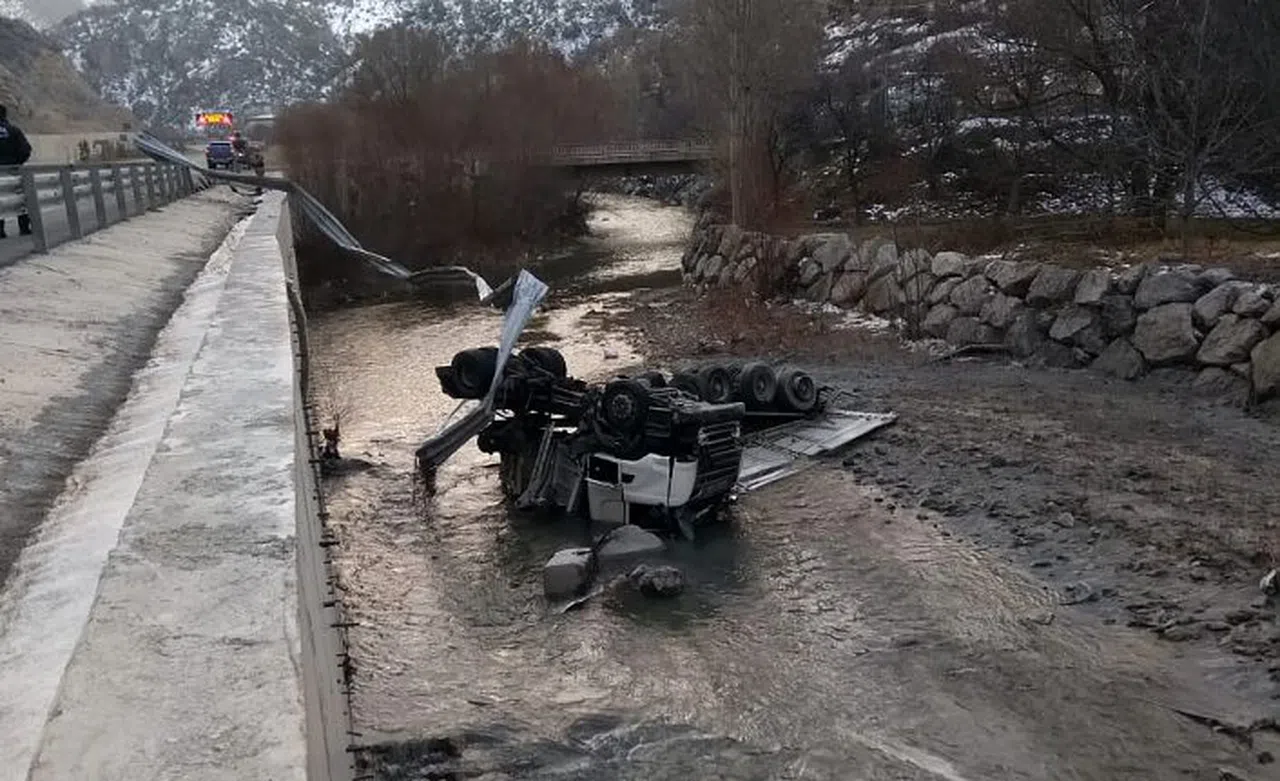Gümüşhane’de tır Harşit Çayına devrildi: 1 yaralı