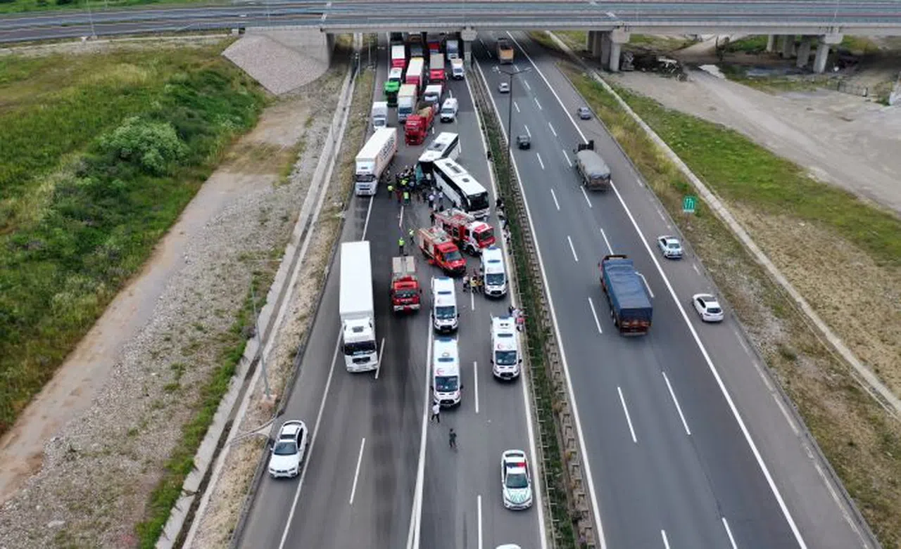 TEM’de iki yolcu otobüsü birbirine girdi: 8 yaralı