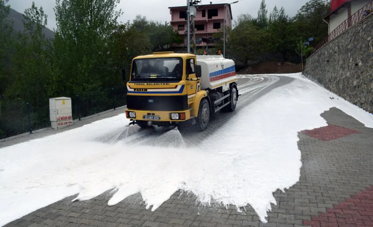 Torul’da Ramazan Bayramı öncesi sokak ve caddeler dezenfekte ediliyor