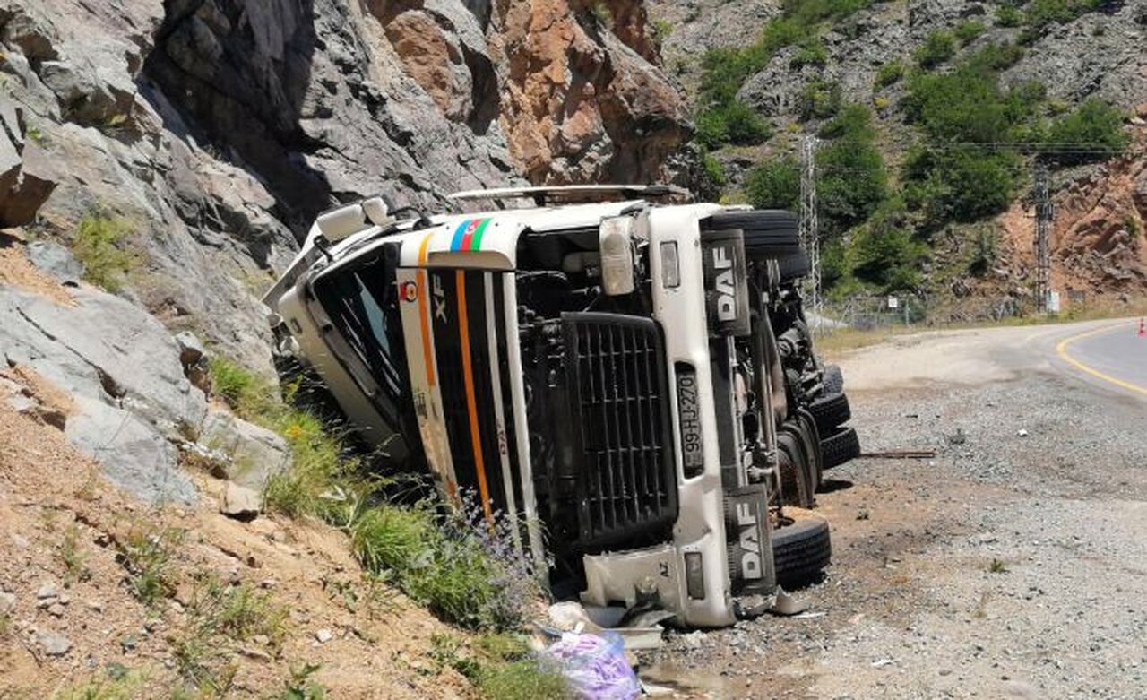 Azeri sürücünün kullandığı tır Zigana dağında yan yattı