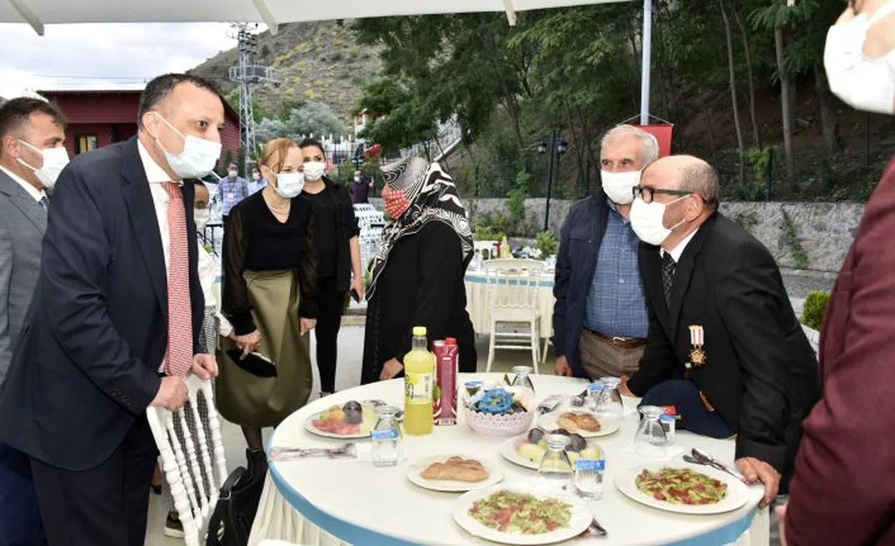 Gümüşhane’de şehit aileleri ve gaziler onuruna yemek verildi