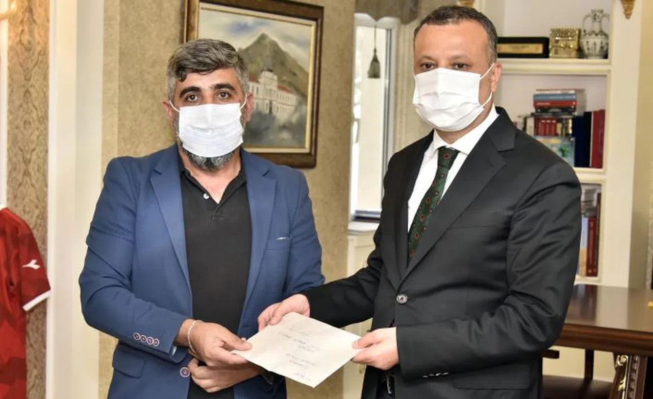 Bir haftalık kazancını yangın bölgesindeki o yaşlı çifte yolladı