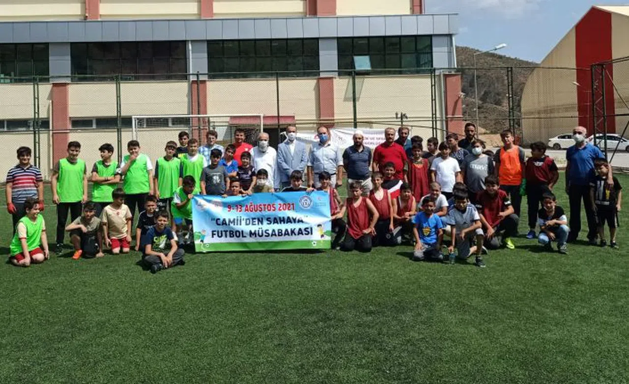 Önce Kur'an Kursuna sonra halı sahaya gittiler