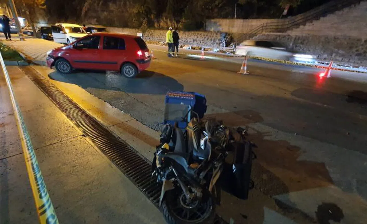 Otomobil ile kurye motoru çarpıştı: 1 ölü