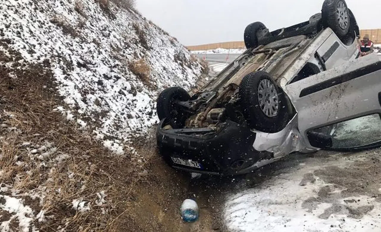Pöske dağında virajı alamayan araç devrildi: 1’i ağır, 5 yaralı